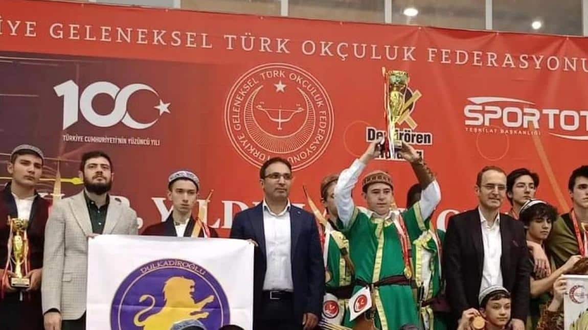 Geleneksel Türk okçuluğu müsabakalarında öğrencimiz Mehmet Ali Bulut genç erkekler Türkiye birincisi oldu.